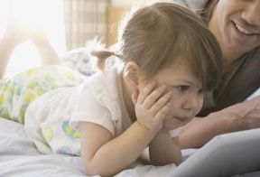 Un papa et sa fille jouant